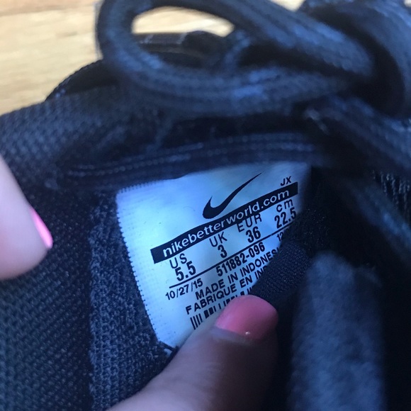 Nike roshe running sneakers- all black women’s - Picture 5 of 6